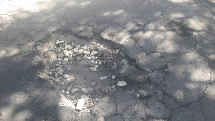 Culpa de un bache, terminó en el hospital