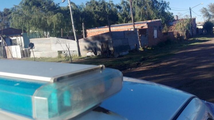 Una policía en un kiosco de drogas