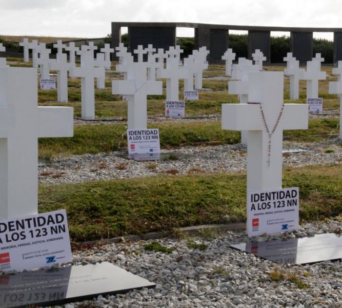 Malvinas: visitan las tumbas de los soldados identificados