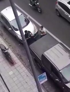 Terminaron a las piñas por un roce entre autos