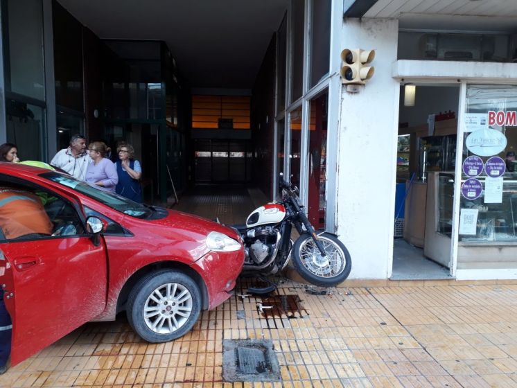 Se descompensó, chocó una moto y lastimó a dos peatones