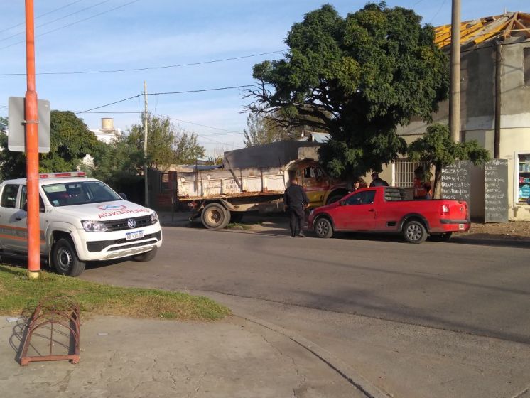 Un camionero perdió el control y chocó contra una casa