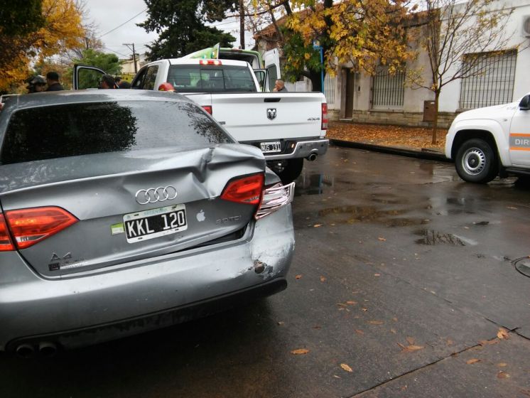 Chocó de atrás un auto y fue llevado a un hospital