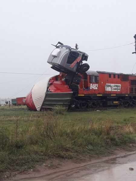 Espectacular: un tren chocó contra un camion en El Cholo