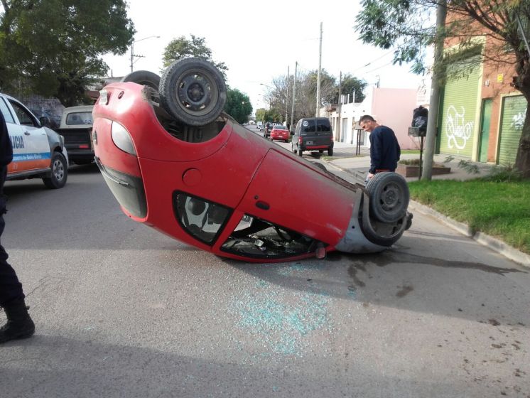 Borracho, chocó dos autos y terminó volcando