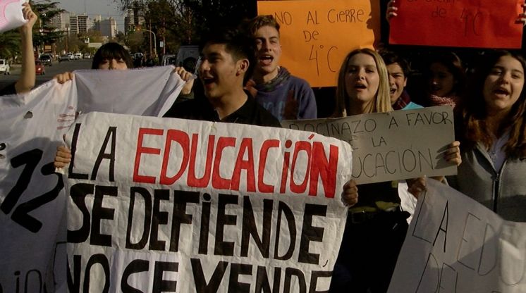Reclamo en la Escuela Polimodal Nº12