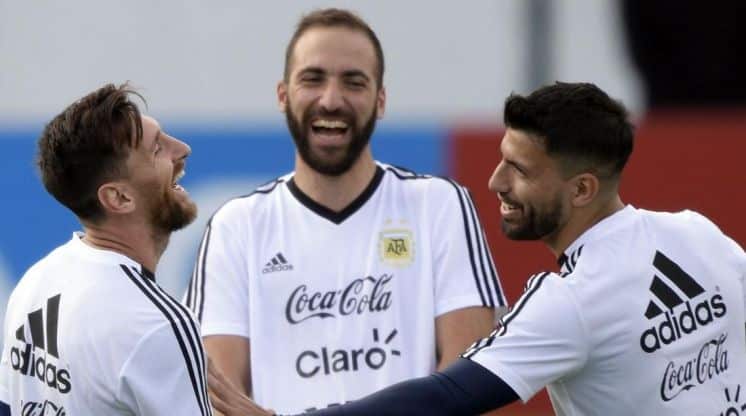 Kun o Pipita: ¿quién debe jugar ante Francia? Opiná