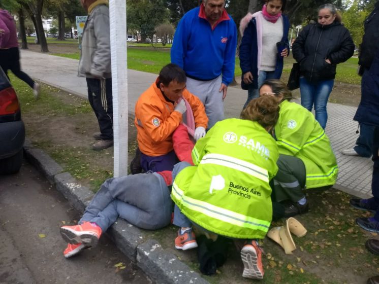 Iba en moto, la rozaron y chocó con un auto estacionado