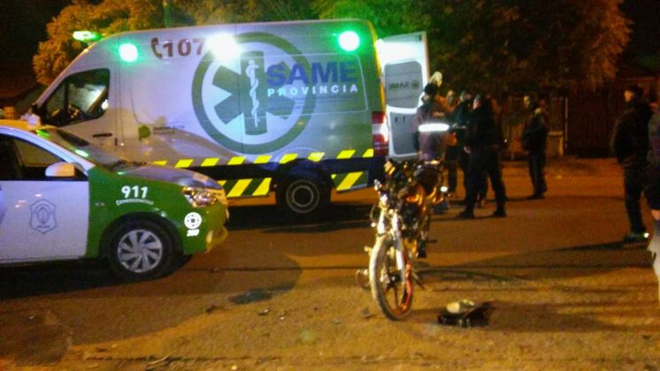 Iba en moto, lo chocaron y se fugaron:está grave en el Penna
