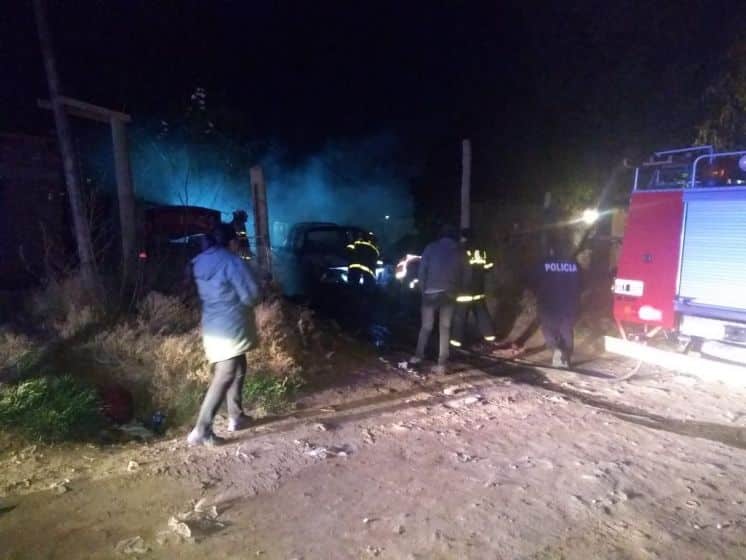 Se incendió una camioneta estacionada en un garage