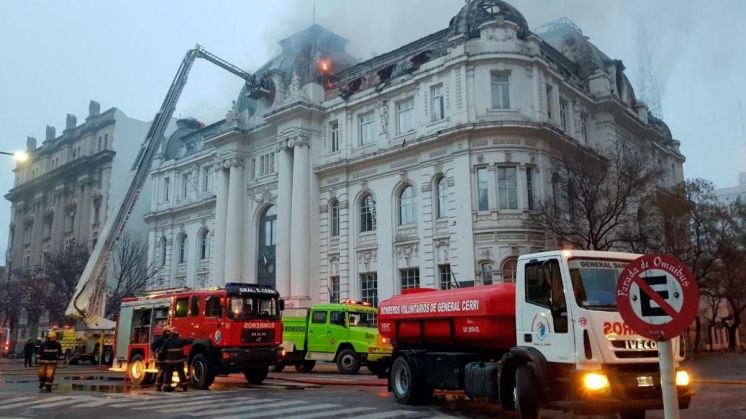 Incendio en el Nación: cambian recorridos de los colectivos