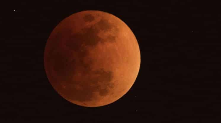 Un eclipse parcial de Luna podrá observarse este martes en todo el país