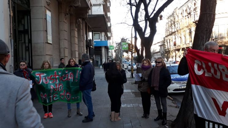 Ravainera: vecinos de Villa Iris marchan reclaman en Bahía