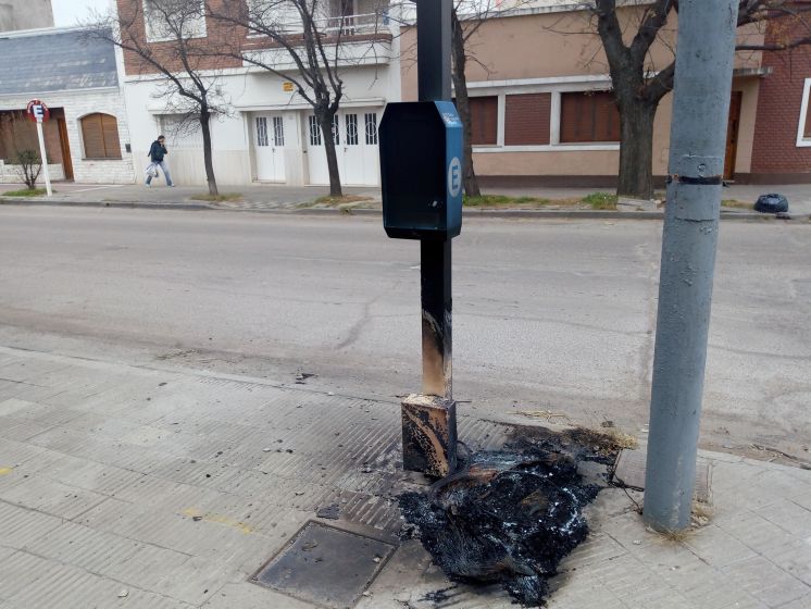 Otro parquímetro atacado: ahora lo prendieron fuego