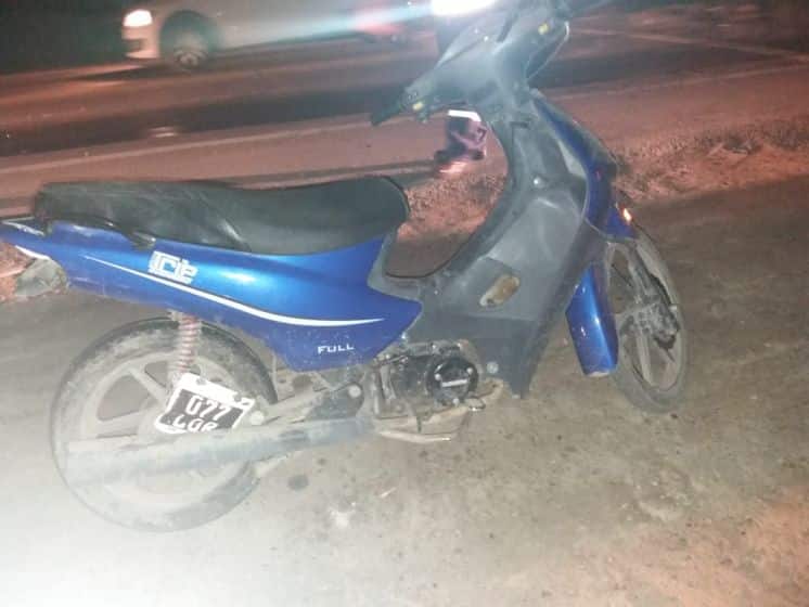Con 12 años manejaba una moto y terminó chocando