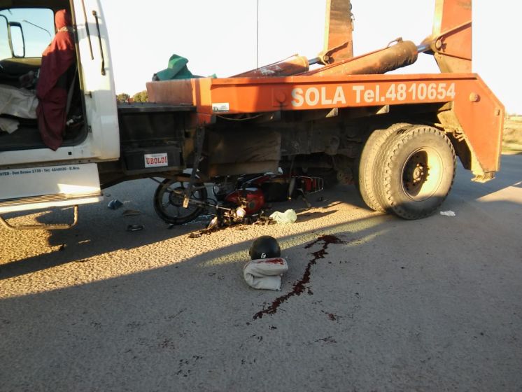 Fuerte accidente, un motociclista herido