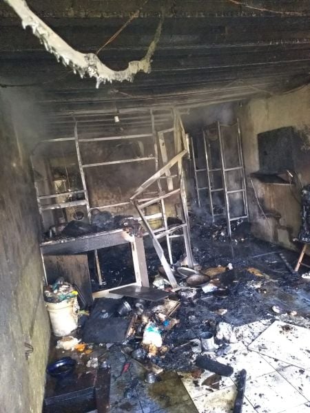 Robaron y quemaron una casa