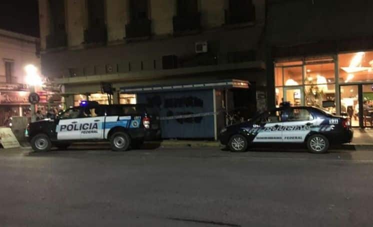 Droga: vendía en un escaparate de diarios frente a la Plaza