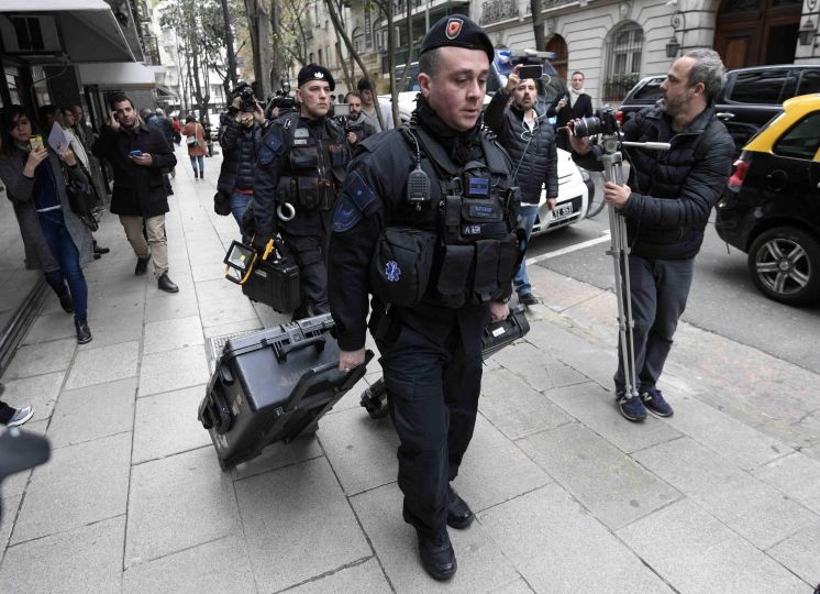 Allanan las viviendas de la ex Presidenta