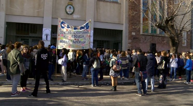 Abrazo simbólico en las Escuelas Medias de la Universidad