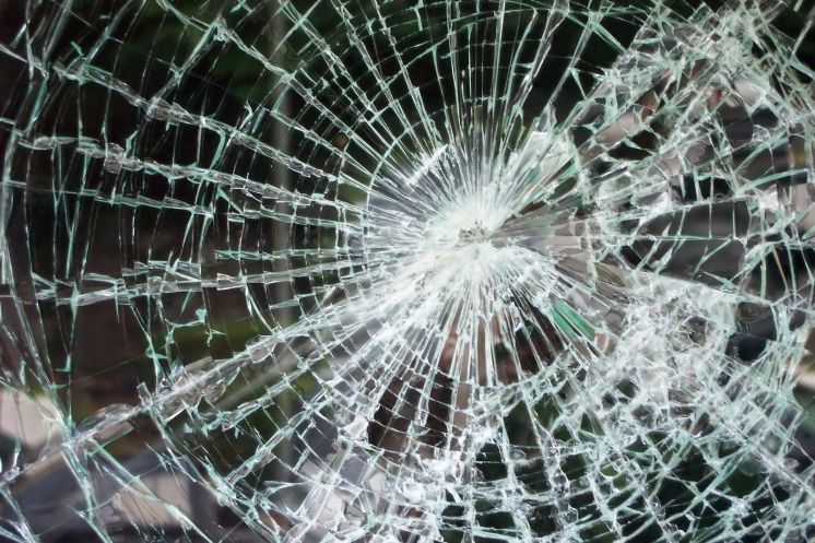 Rompió el vidrio de un comercio y quedó detenido