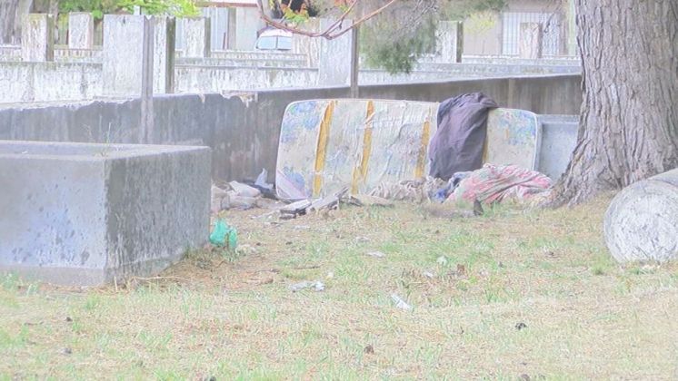 Un indigente apareció muerto en un desagüe