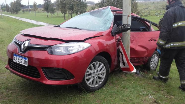 Violento accidente contra un poste, dos heridos