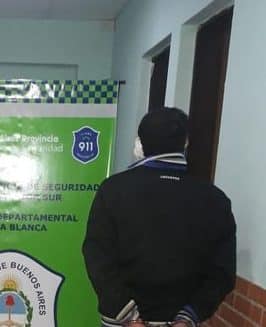 Suelta a su perro para que ataque a la policía