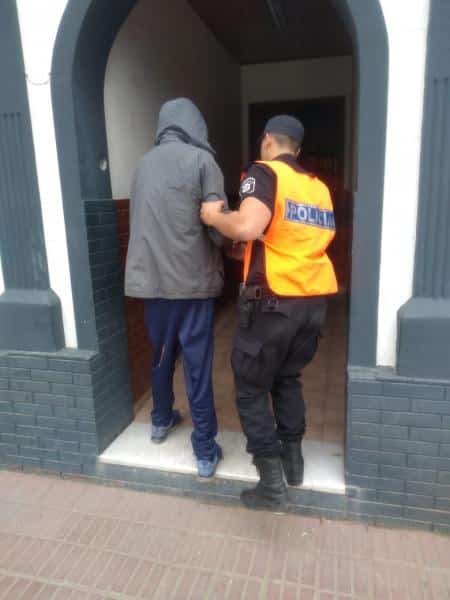 Entró armado a un bar y le encontraron droga