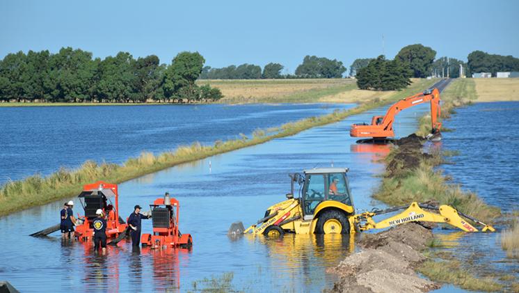 La Armada Argentina colabora con el despeje de agua en la Ruta Nacional 3