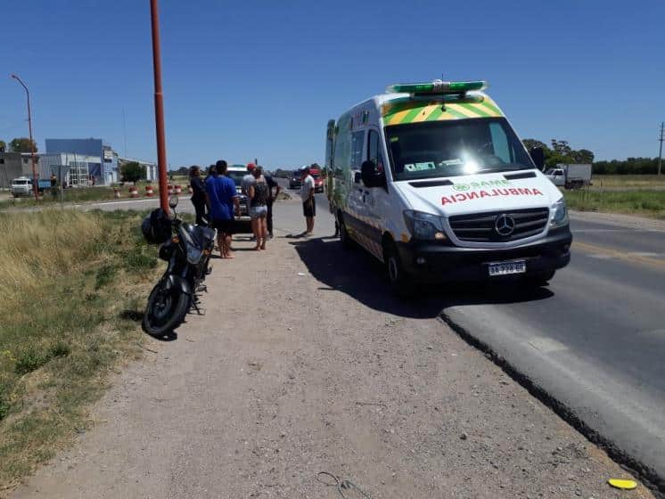 Motociclista herida tras intentar esquivar un auto