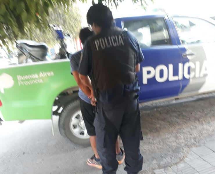 Iba en una moto robada, chocó y lo detuvieron