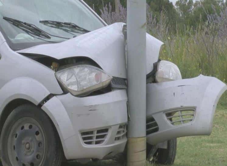 Una mujer sufrió heridas tras impactar contra un poste