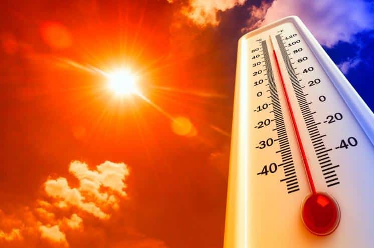 Evitar alcohol, no exponerse al sol y comer liviano, consejos por el calor