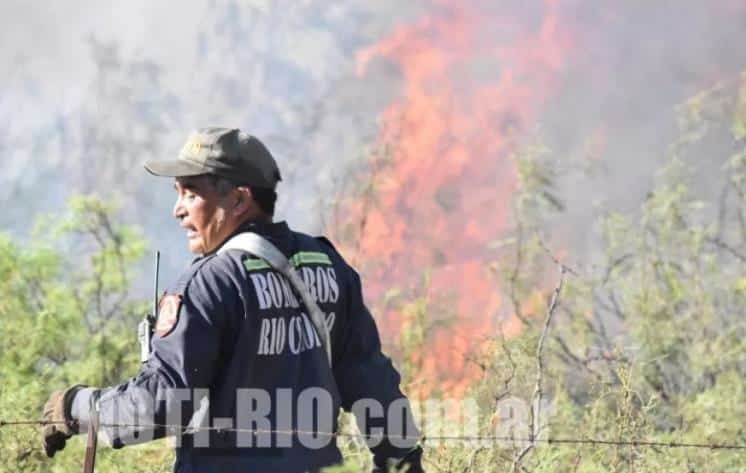 Iban a apagar un incendio, volcaron y murió un bombero