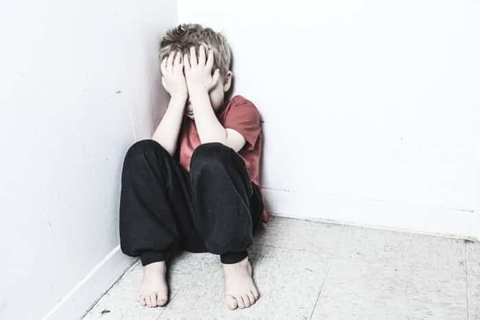 Abandonó a sus hijos con la niñera