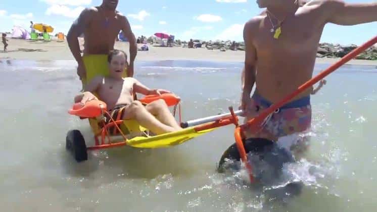 Sillas anfibias creadas por un puntaltense en las playas argentinas
