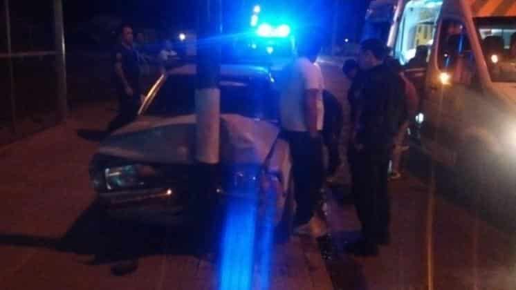 Manejaba alcoholizado y terminó contra un poste de luz