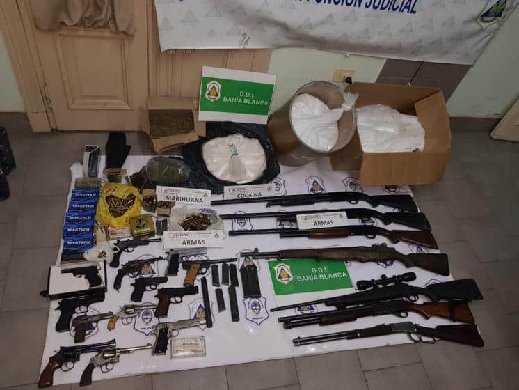 Encontraron una camioneta cargada de droga y con un arsenal