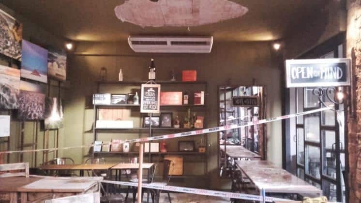 Estaba en una cervecería y se le cayó parte del techo