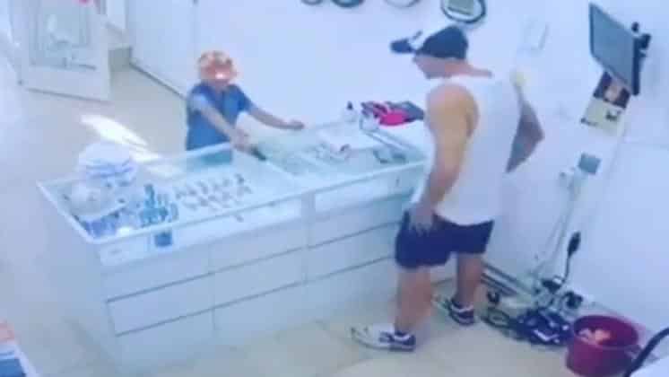 Un nene de ocho años trató de robar una joyería con un arma de juguete