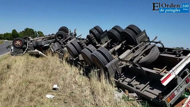 Pringles: un camionero bahiense volcó y salió despedido de la cabina