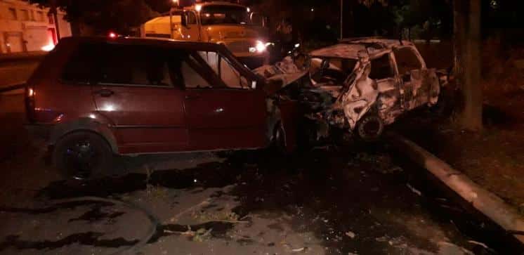 Chocó contra un auto estacionado que luego se prendió fuego