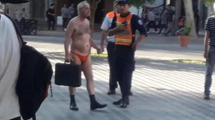 Un hombre protestó en colaless para que desalojen a travestis de su cuadra
