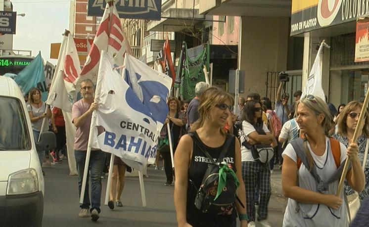 Docentes y judiciales marcharon por el centro bahiense