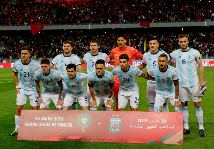 Argentina con los bahienses Pezzella y Martínez ganó pero no le sobró nada