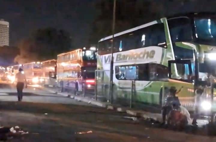 Retiro: protesta y corte en la terminal, no salen ni entran micros