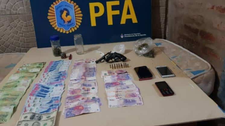 Secuestraron dinero y droga en un allanamiento en Maipú al 2600