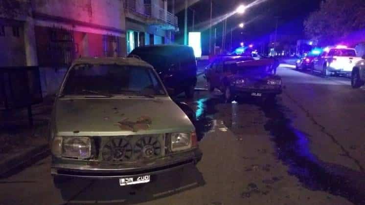 Manejaba borracho y chocó contra dos autos estacionados