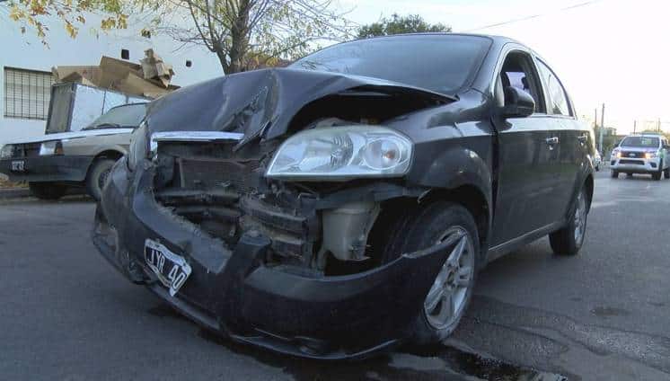 Chocó contra una camioneta estacionada y huyó corriendo